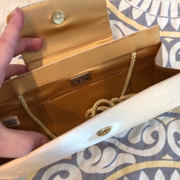 Cache Clutch - Picture 2 of 5